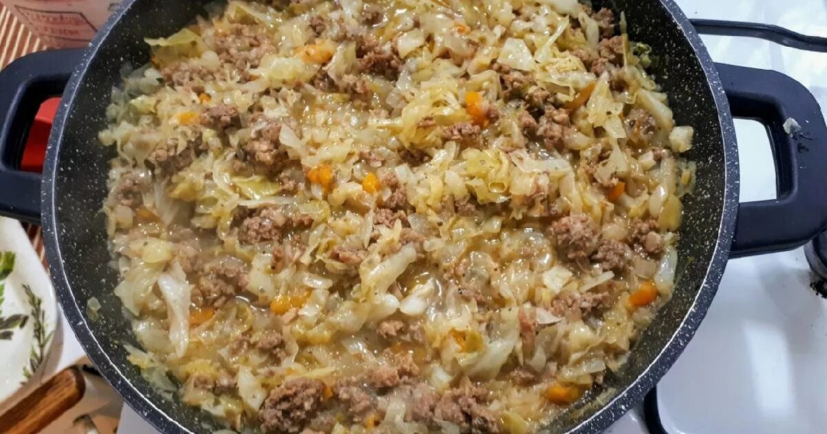Тушить капусту с фаршем на сковороде. Капуста тушёная с фаршем на сковороде. тушеная капуста с говяжьим фаршем. цветная капуста с фаршем. тушёная цветная капуста с фаршем.