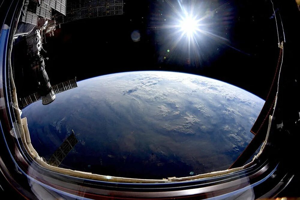 Земля в иллюминаторе картинки. Снимки земли из космоса. Планета из космоса. Вид земли с орбиты. О земле и космосе.