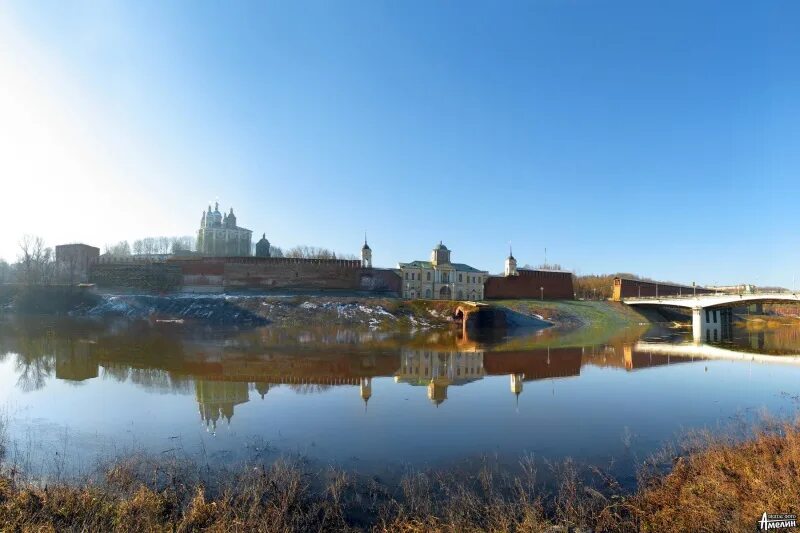 Уровень воды в реке смоленск. Река Днепр Смоленск. Река Днепр Смоленская. Набережная реки Днепр Смоленск. Берег Днепра Смоленск.