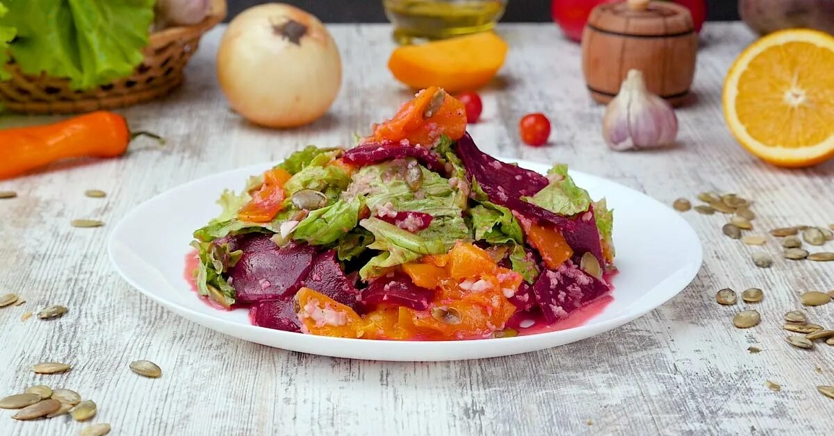 Печеная свёкла с соленым сыром. Салат с печеной свеклой и сыром фета. Запеченная свекла в салате. Запеченная свекла в салате. Салат со свеклой и фетой.