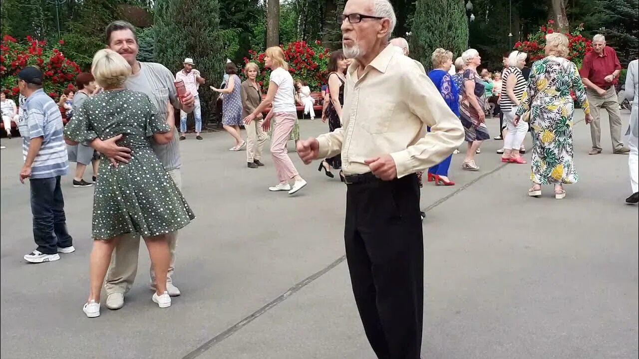 Парк горького танцы видео. Танцы в парке Горького в Харькове. Харьков парк Горького танцы. Танцы в Харькове парке Горького новое. Танцы в парке Горького.