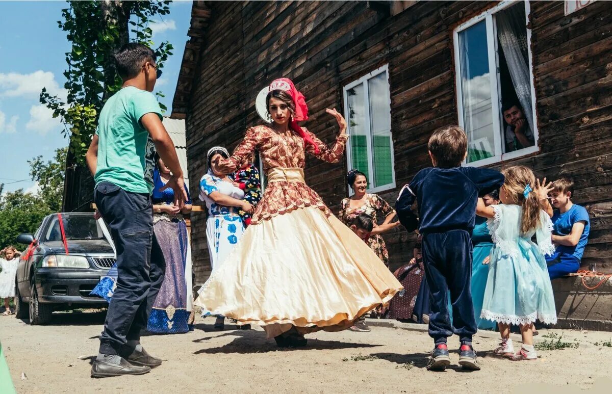 свадьба цыган. свадьба цыган. свадьба у цыган обычаи. цыганская свадьба красное платье. цыганские традиции и обычаи.