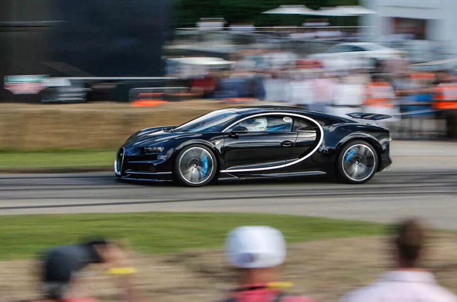 Bugatti chiron скорость. Бугатти ЧИРОН скорость. Макс скорость у Бугатти Широн. Бугатти Шерон скорость. Бугатти Вейрон рекорд скорости.