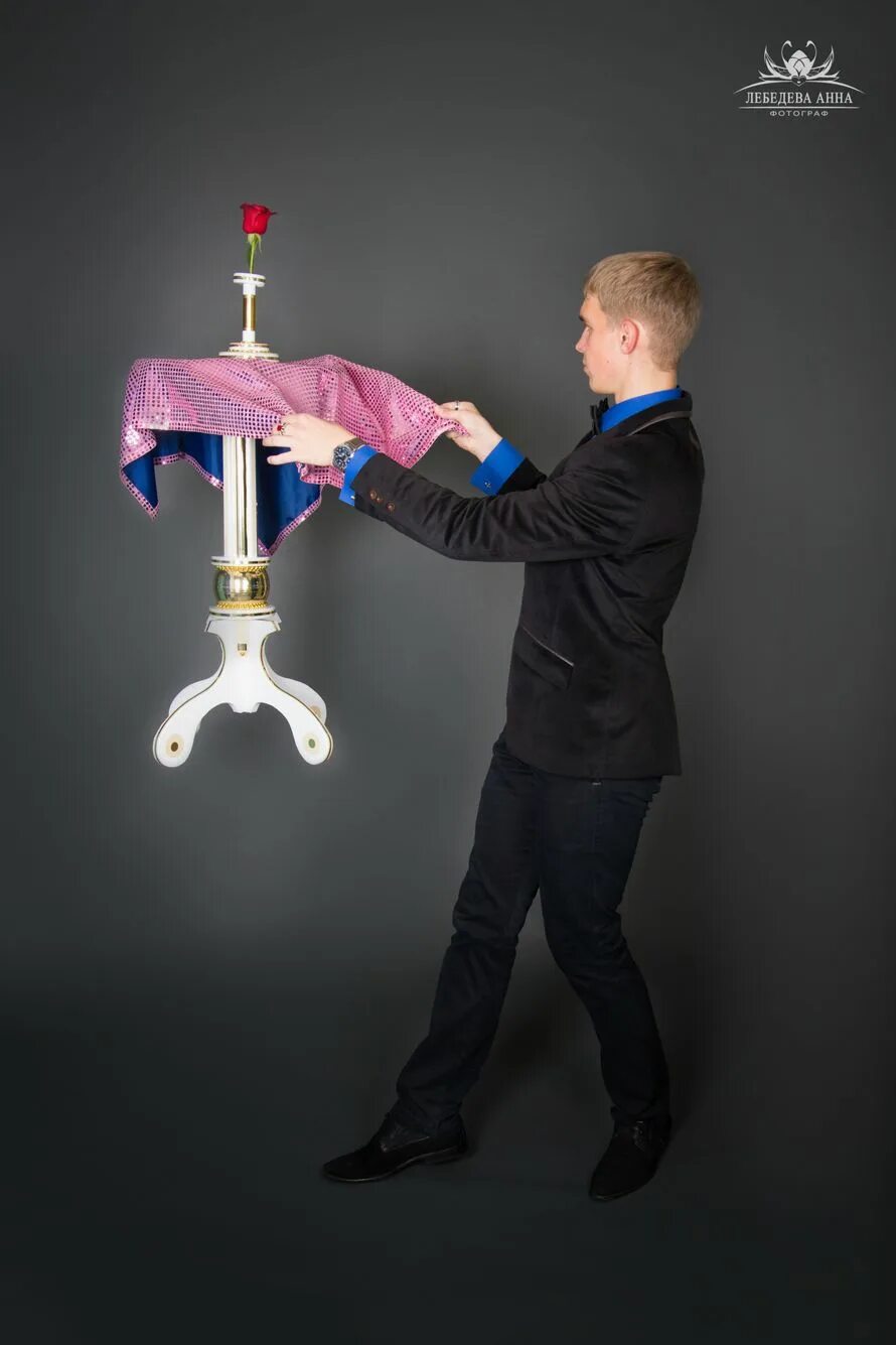 Иллюзионист шоу левитация. Летающий столик фокусника. Левитирующий монах секрет. Человек висит в воздухе. Фокус летающий.