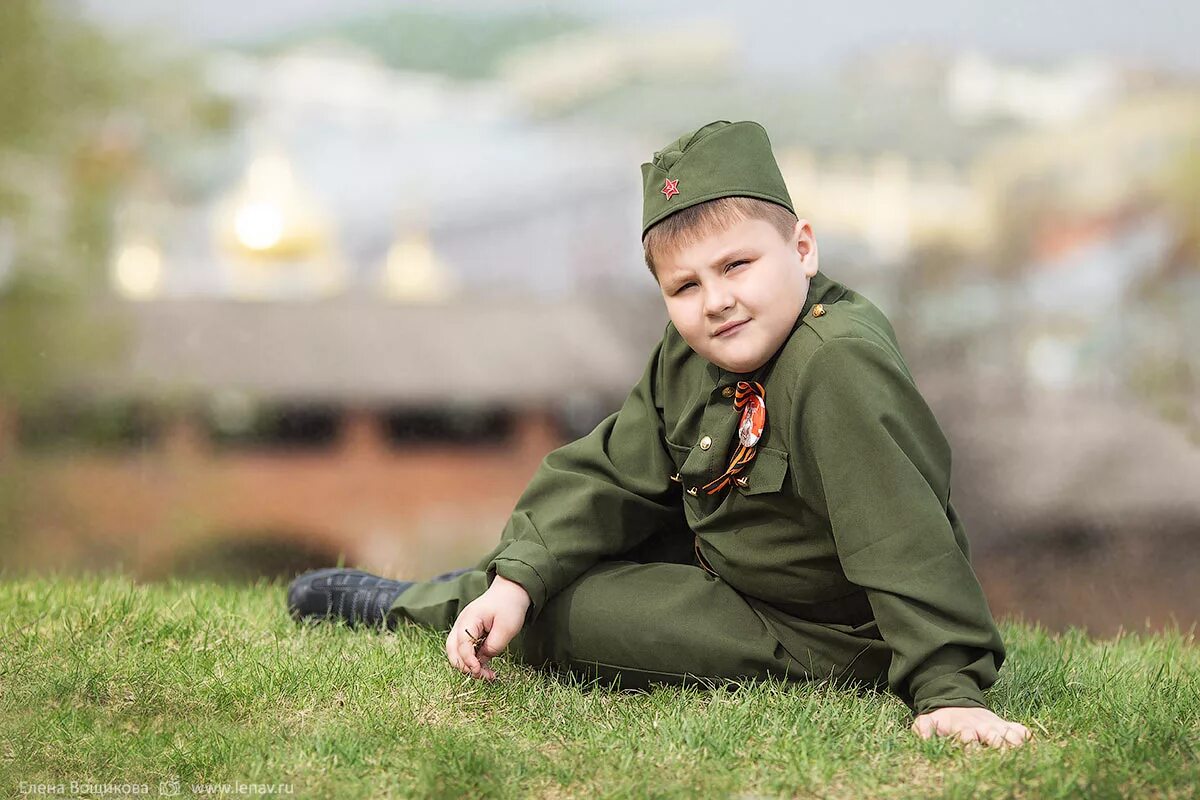 Песни к 9 мая военные для детей. Малыш в военной форме. Детская фотосессия в военной форме. Малыш в солдатской форме. Фотосессия к 9 мая для детей.