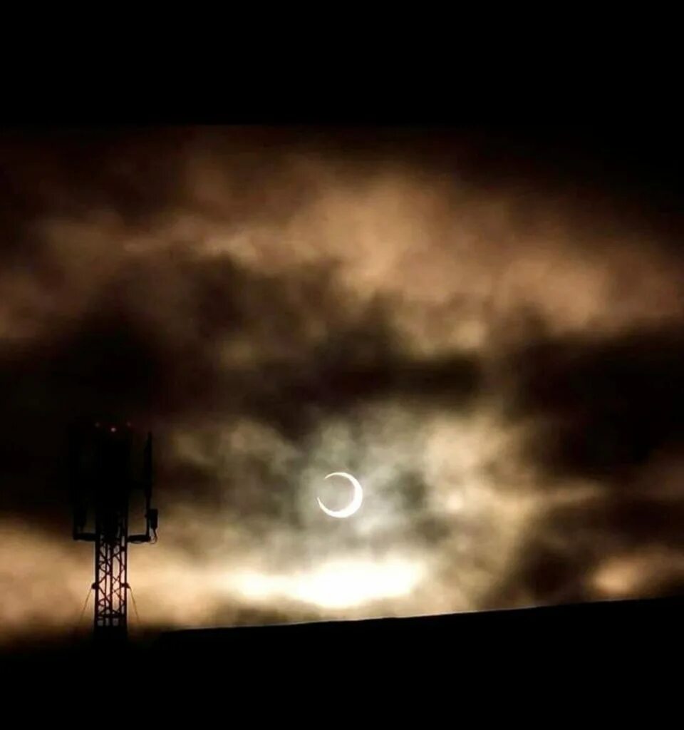 Затмение фото 2021. Starfield затмение. Лунное затмение 02.10.2020. Туман затмение.
