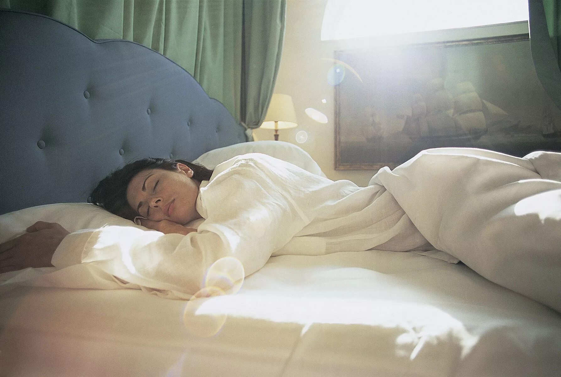 Человек в кровати. Сон в кровати. Спит в кровати. Сон в отеле. Человек лежит на кровати.