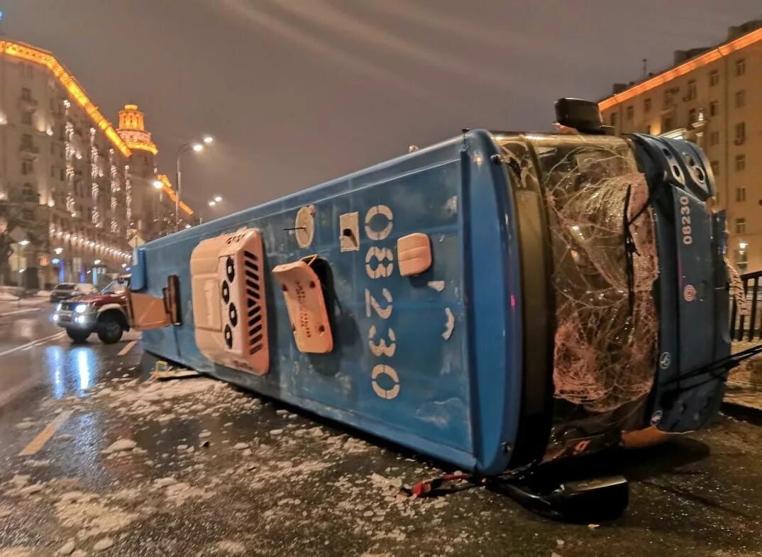 Наводнение солонешное. Дтп спб автобус ленинский. Электробус перевернулся москва. Электробус перевернулся москва. В москве перевернулся автобус.