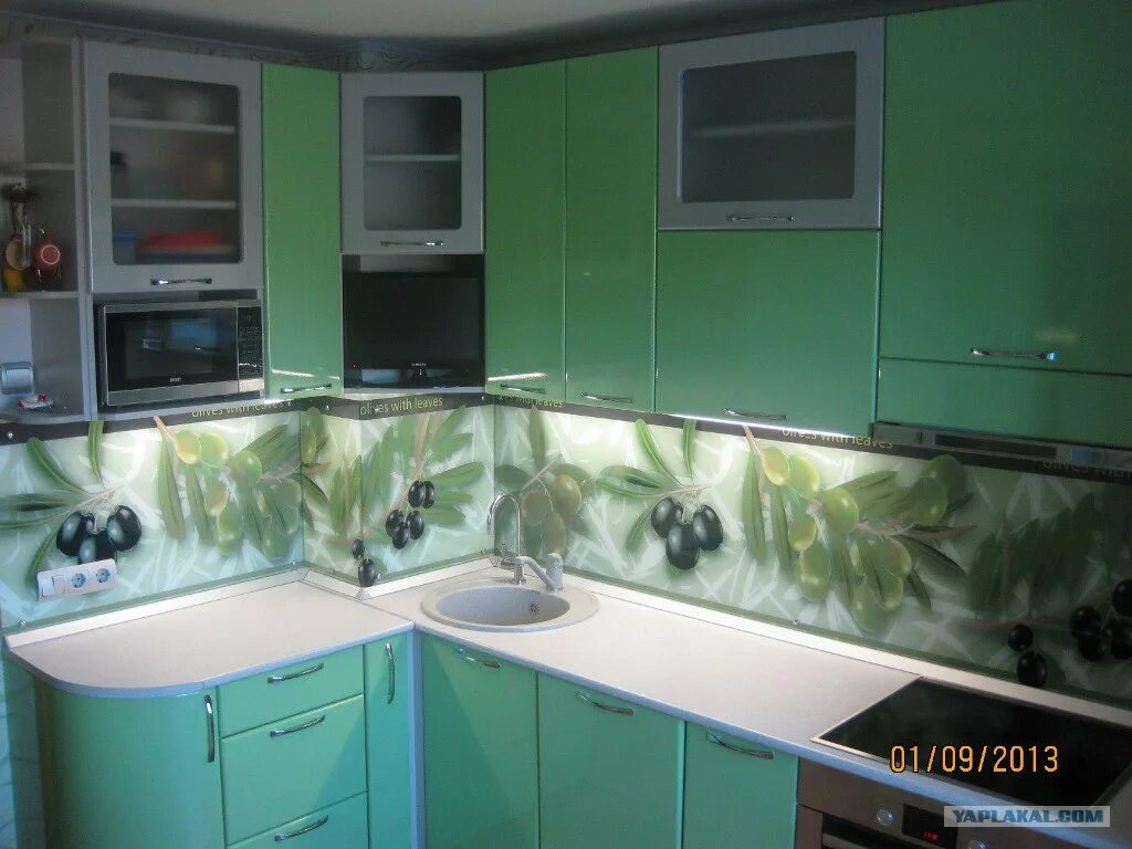 Кухня с вентиляционным коробом. Угловая кухня с дымоходом в углу. Угловая кухня с котлом. Угловая кухня с коробом. Кухня трубы в углу.