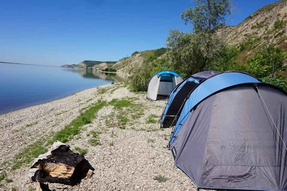 Russian camping. Автокемпинг Парус Кабардинка. Семиозерье кемпинг. Кемпинг Парус в Кабардинке. Река Пахра кемпинг.