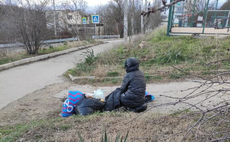 Презирать бездомных. Люди на улице.