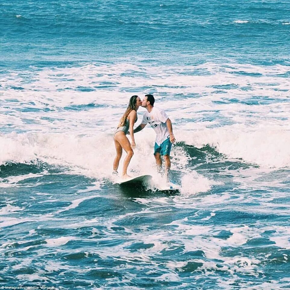 Любовь среди волн океана. Серфинг пара. Пара на серфе. Серфинг парень и девушка. Серфинг вдвоем.