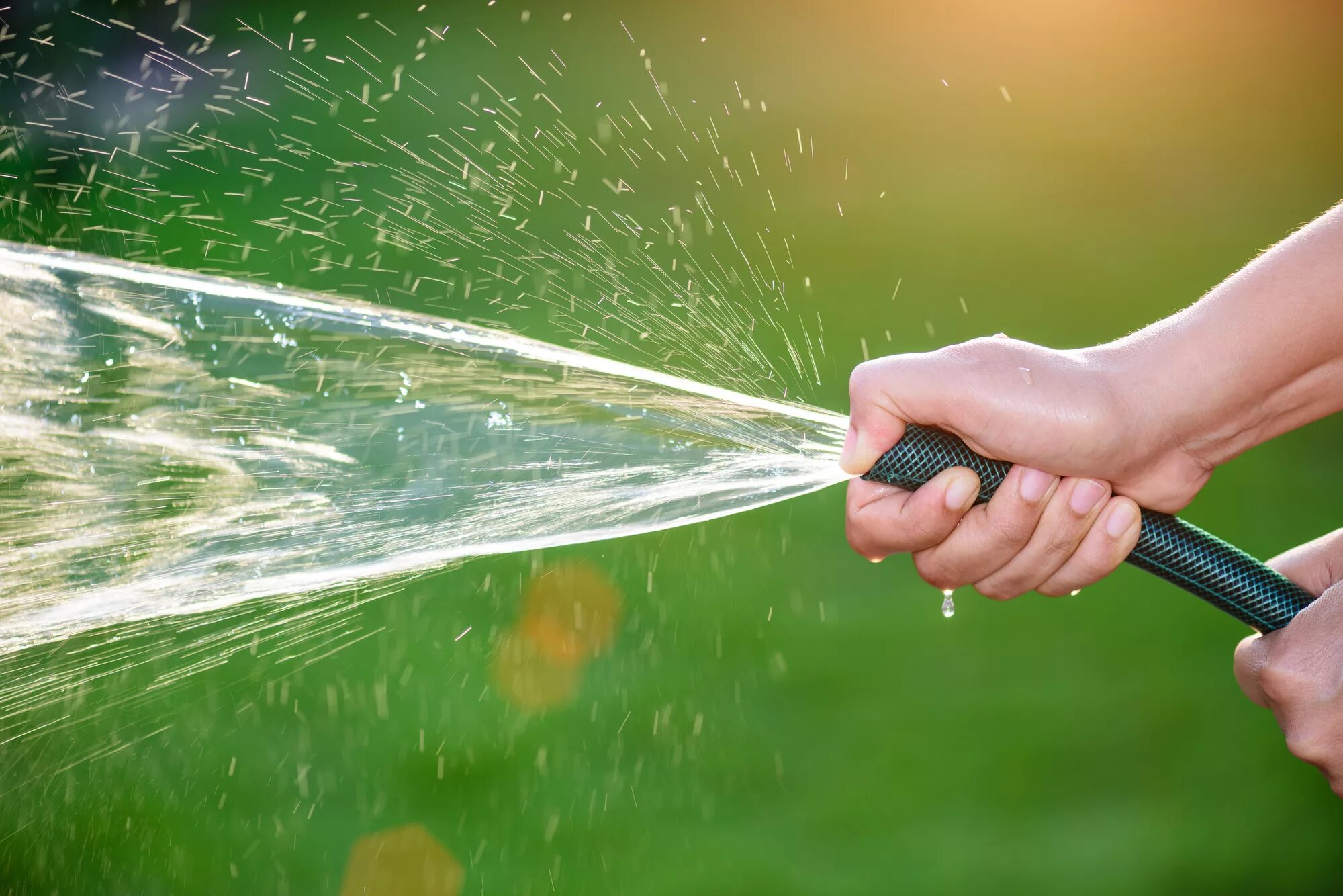 Засунули шланг и включили воду. Шланг для воды. Брызги из шланга. Струя воды. Струя из шланга.