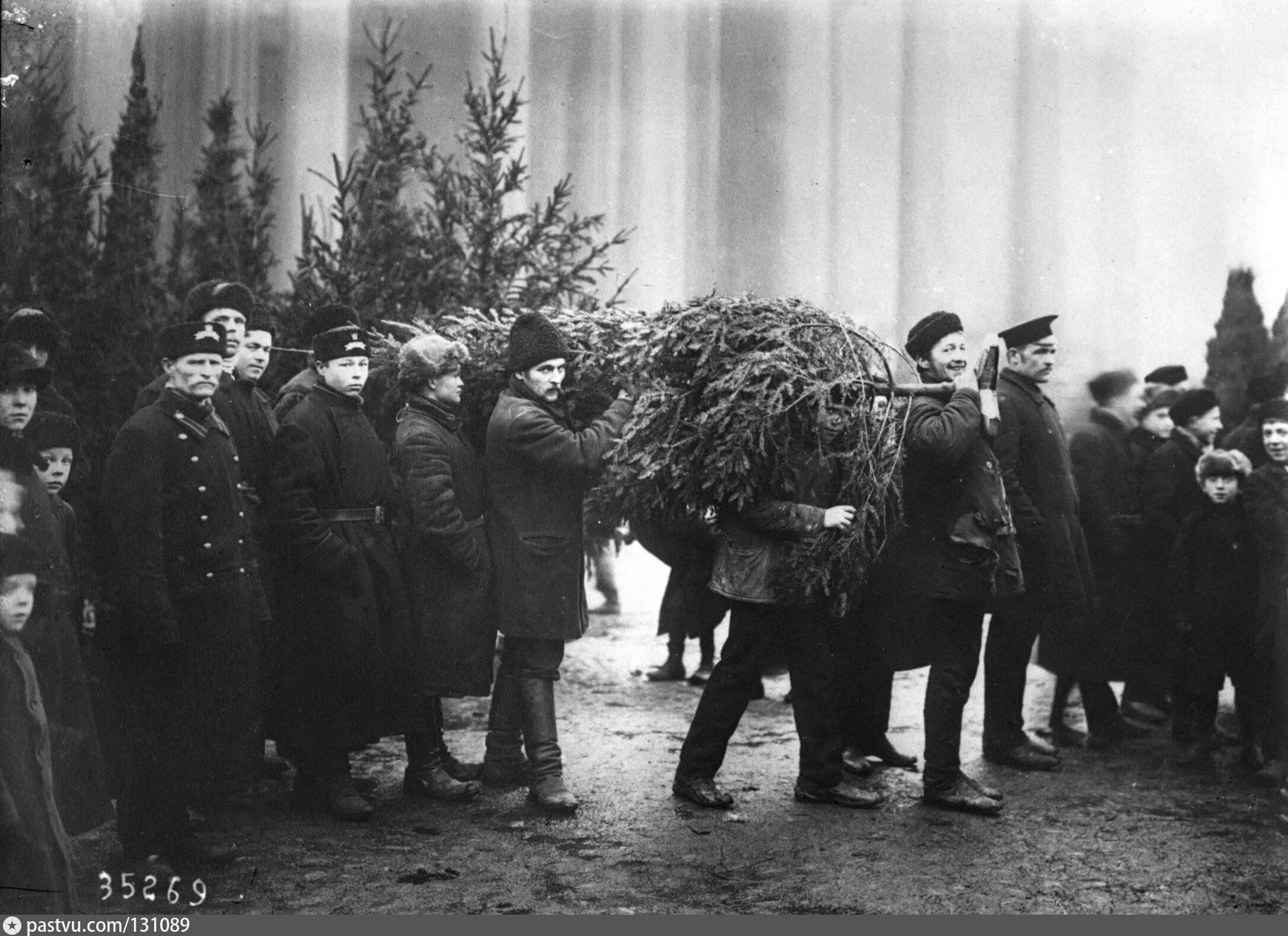 пролетариат картина. рождественская елка романовых 1917. революция после нового года. рождество в российской империи царская семья. революция после нового года.