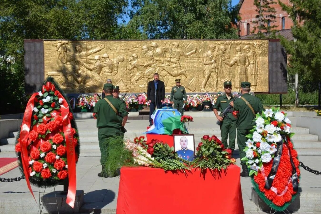 Памятники военнослужащим погибшим в Украине. Похороны военнослужащего погибшего на Украине 2022. Прощание с военнослужащими погибшими на Украине.