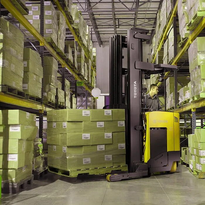 Техника используемая на складе. Узкопроходный штабелер. Узко проходной штабелер. Штабелер на складе. Складское оборудование.