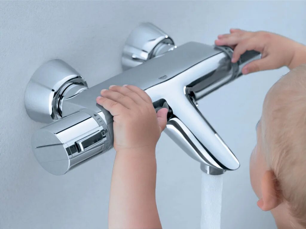 Термостатный смеситель для душа Grohe. Смеситель Грое с термостатом для душа и ванны. Смеситель Грое с термостатом и душем. Термостатный кран Grohe. Горячая вода справа или