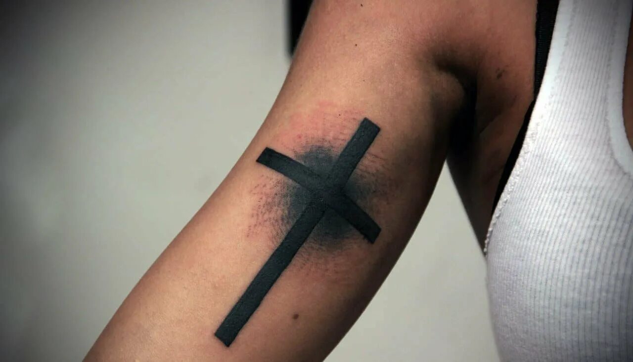 Татуировки крестов мужские. Тату крест. Тату крест на руке. Тату крестик на руке. Татуирвка Арес на руке.
