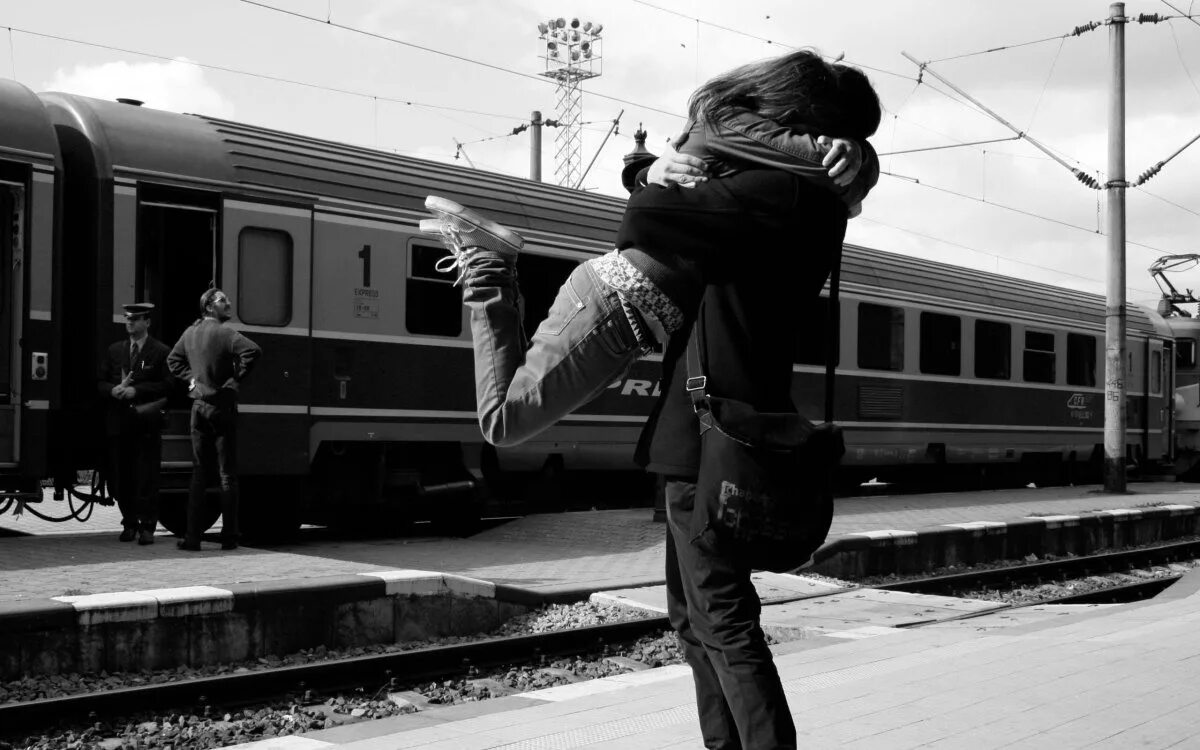 Встреча на вокзале влюбленных. Любовь на вокзале. Парочки на вокзале. Пара на вокзале. Отношения между мужчиной на расстоянии