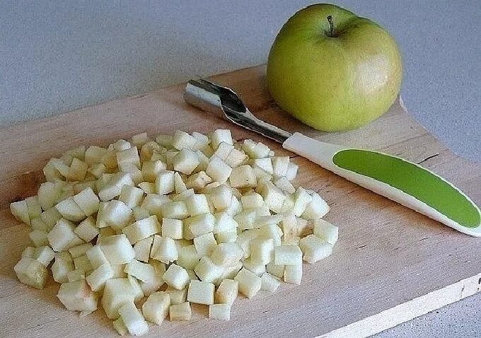 Нарезать квадратиками. Яблоки нарезанные кубиками. Яблоки нарезанные мелким кубиком. Яблоко порезанное кубиками. Нарежьте яблоки кубиками.