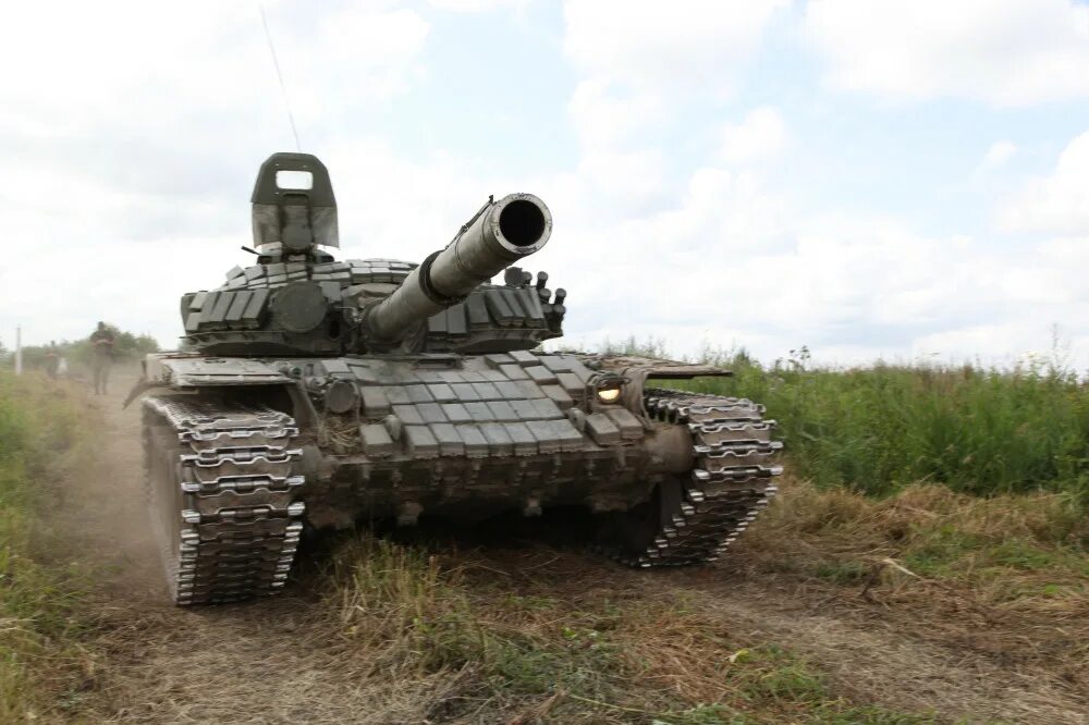 Картинки танков. Т 72 в поле. Лучший танк в поле. Белый тигр танк. Украинский танк т-80.