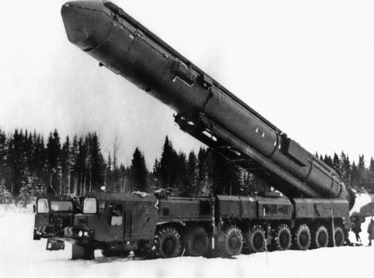 Самая первая баллистическая ракета. Тополь РВСН. Тополь-м баллистическая ракета. Ракета Тополь 1. Ярс баллистическая ракета.