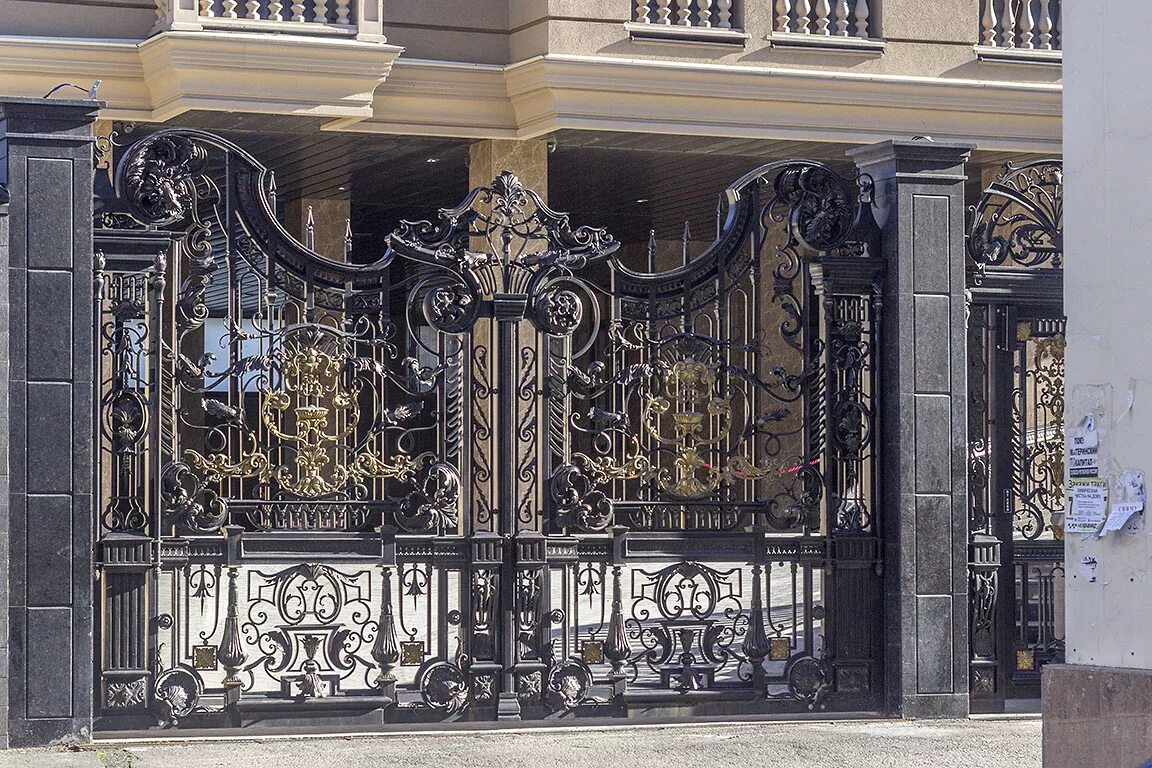 Откатные ворота дерево и металл. Бранденбургские ворота в берлине. Кованые ворота с короной. Ворота с калиткой. Распашные ворота бфт.