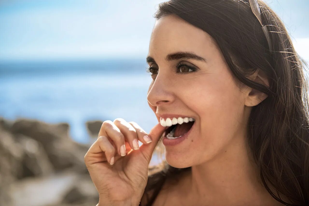 Invisalign. Элайнерами invisalign. инвизибл элайнеры. девушка с элайнерами. элайнеры девушка.