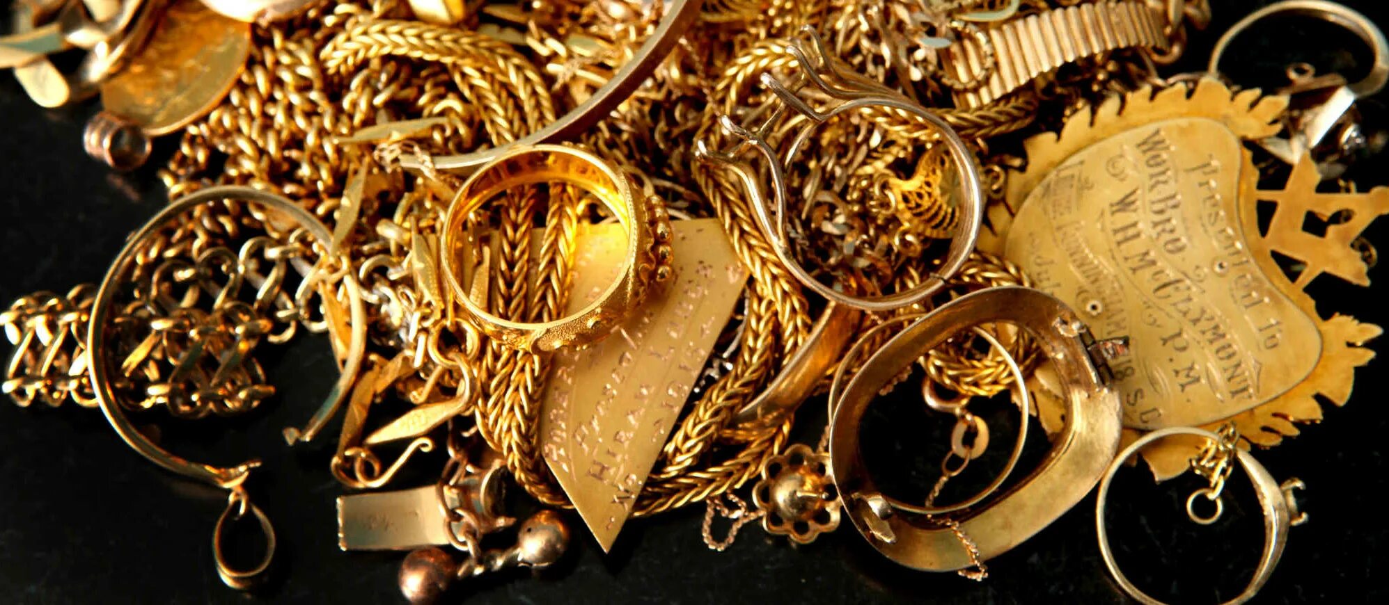 Несколько золотистых. Золотые украшения. Старинные золотые украшения. Древние золотые украшения. Скупка ювелирных украшений.