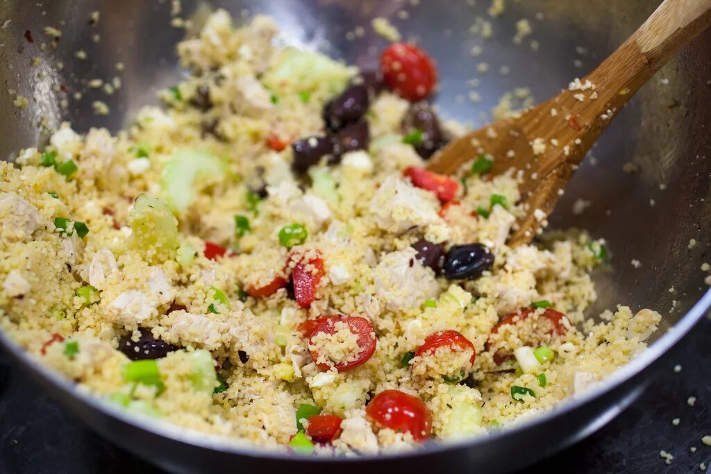Кускус на сковороде рецепт. Кус кус с курицей и овощами. Крупа кускус. Кускус с запеченными овощами. Кускус с курицей на сковороде.