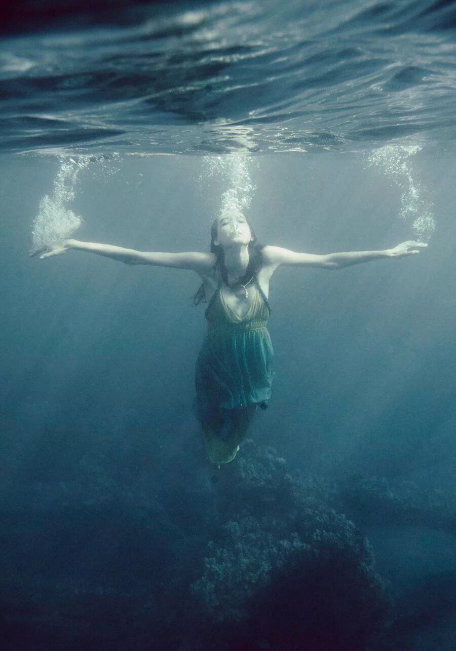 Под водой underwater. Под водой. Море под водой. Zena holloway фотограф. Под водой underwater.