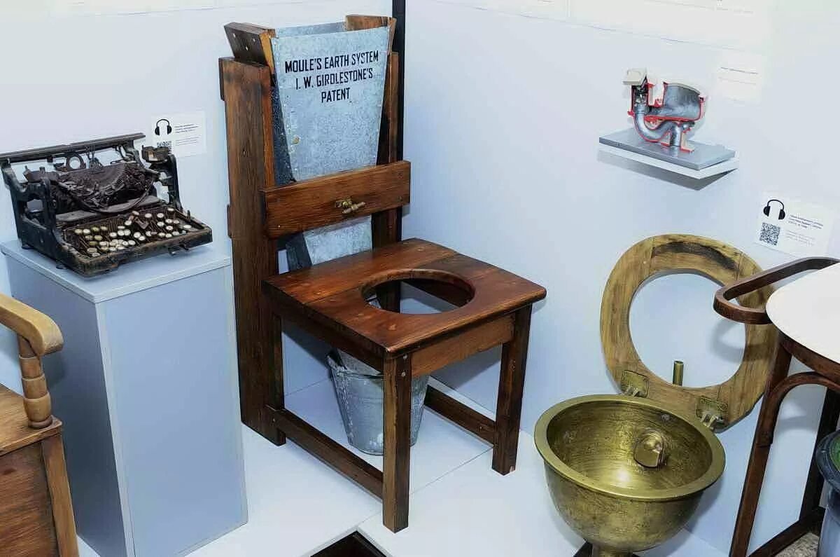 Джон харрингтон унитаз. Самые первые туалеты. Музей истории туалета киев. Ватерклозет томаса креппера. Старинный унитаз.