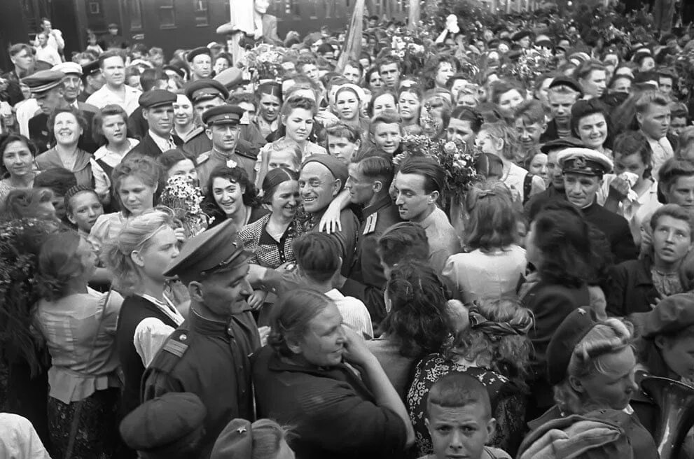 Встреча воинов-победителей на белорусском вокзале 1945. Кадры Победы 1945. Фотохроника Победы 1945.