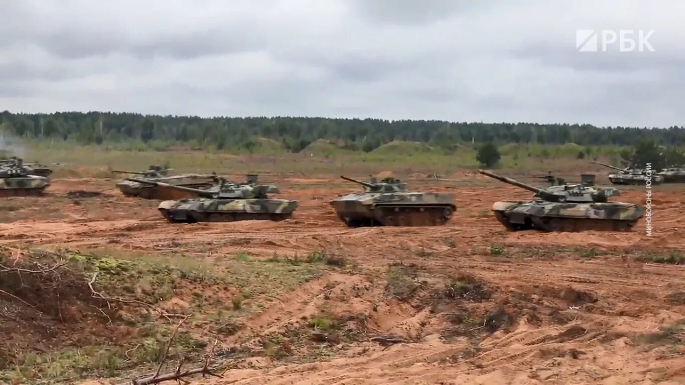 Беларусь войска на границе. Беларусь стягивает войска. О на военной технике. Беларусь стягивает войска к границе с украиной. Беларусь стягивает войска к границе с украиной.