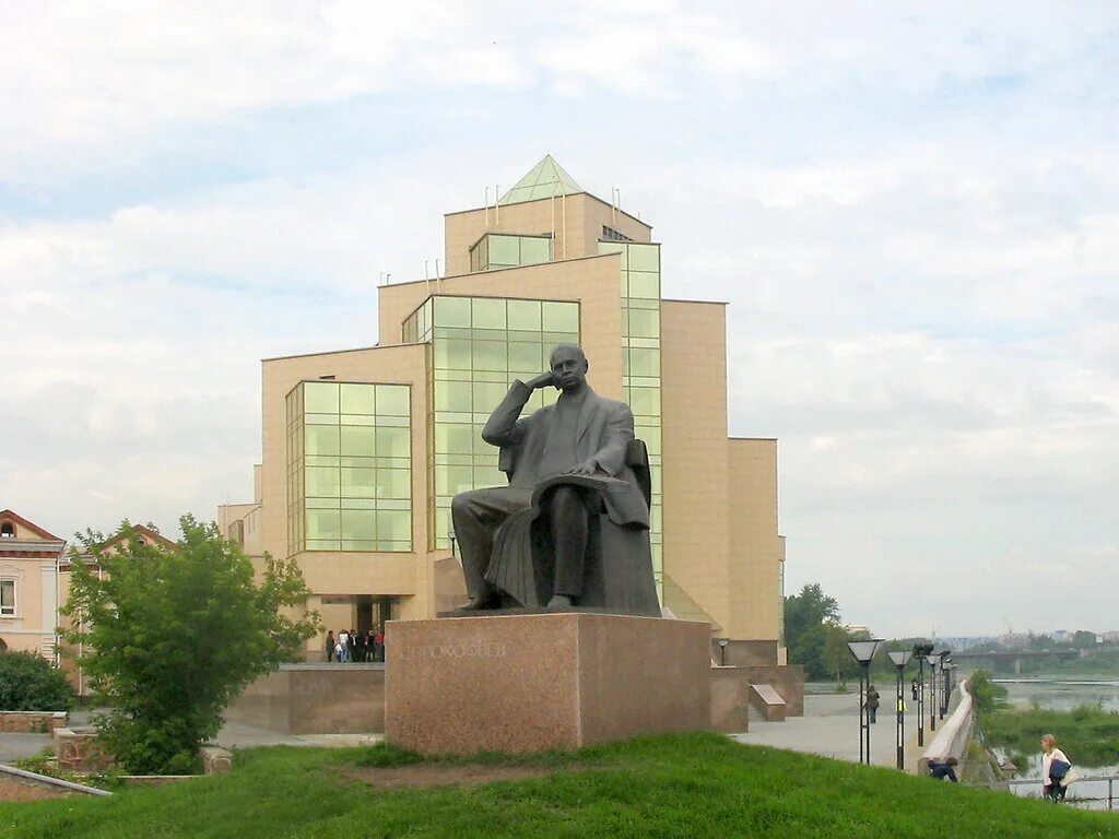 Памятники челябинска. Памятник Прокофьеву в Челябинске. Памятник Сергею Прокофьеву Челябинск. Краеведческий музей Челябинск Прокофьев. Памятник Прокофьеву краеведческого музея Челябинск.