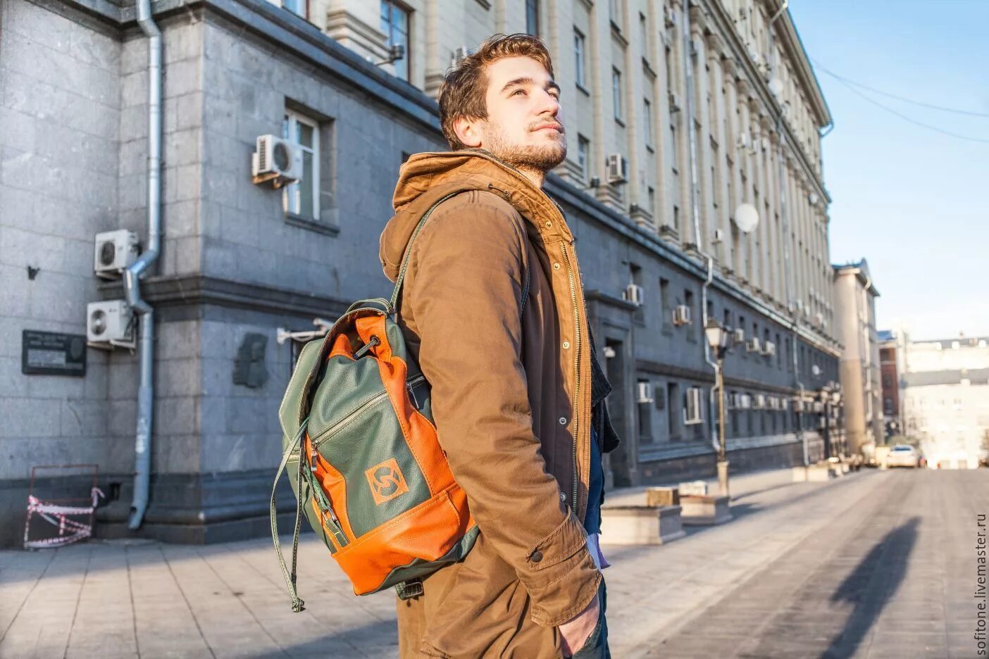 Man in town. Парень с рюкзаком. Человек с рюкзаком в городе. Парень с портфелем. Молодой человек с рюкзаком.