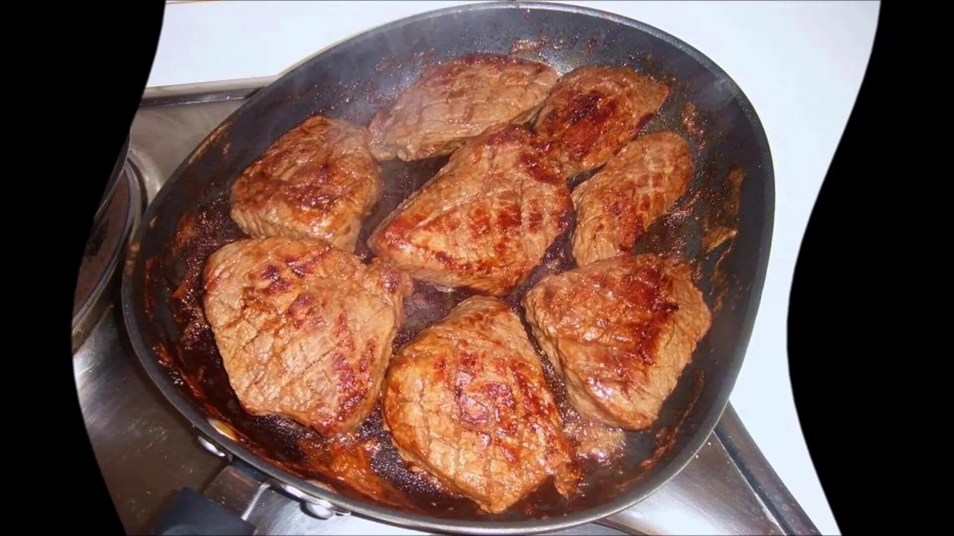Мясо на сковороде. Жареное мясо на сковороде. Кусочек жареного мяса. Обжаривание мяса. Сочная говядина кусочками на сковороде