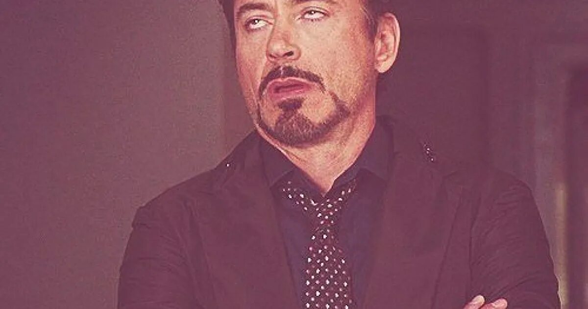 Закатываются глаза у взрослого вверх что это. Закатывает глаза наверх. Роберт дауни закатывает глаза. Роберт дауни закатывает глаза. Роберт дауни младший мем.