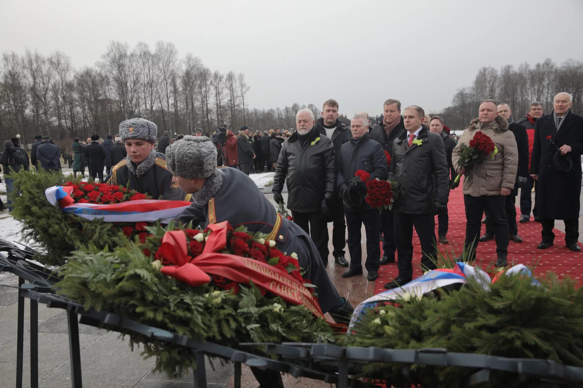 Пискарёвское мемориальное кладбище 27 января. Возложение на Пискаревском кладбище. Пискаревское кладбище блокада Ленинграда. Пушилин и Пискаревское кладбище.