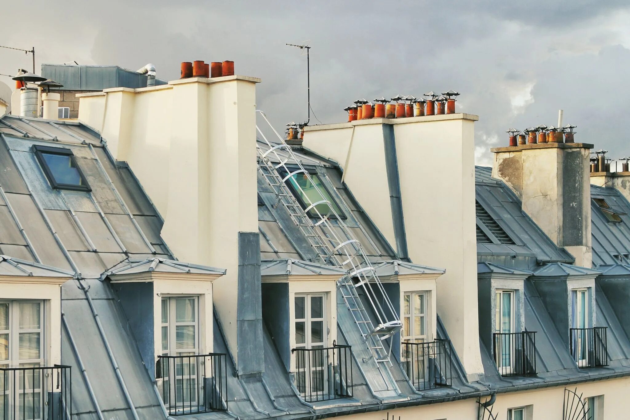 Мансарда здания. Мансардная кровля Франция. Французские мансардные окна Париж. Мансардные этажи Париж фасад. Мансардные этажи Парижа.
