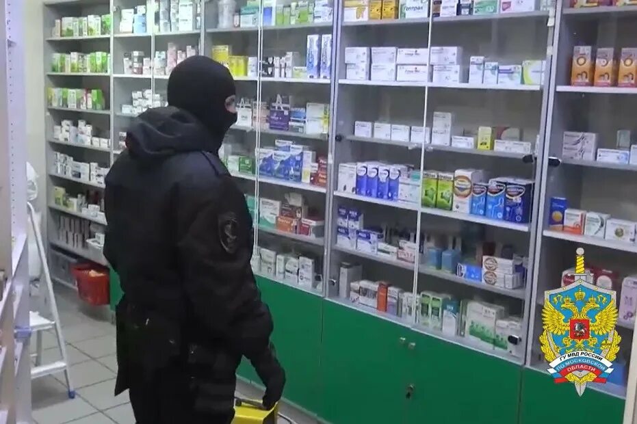 Сеть аптек подпольных. Наркоман в аптеке. полиция изымает сильнодействующие лекарства. капли аптечных наркоманов.