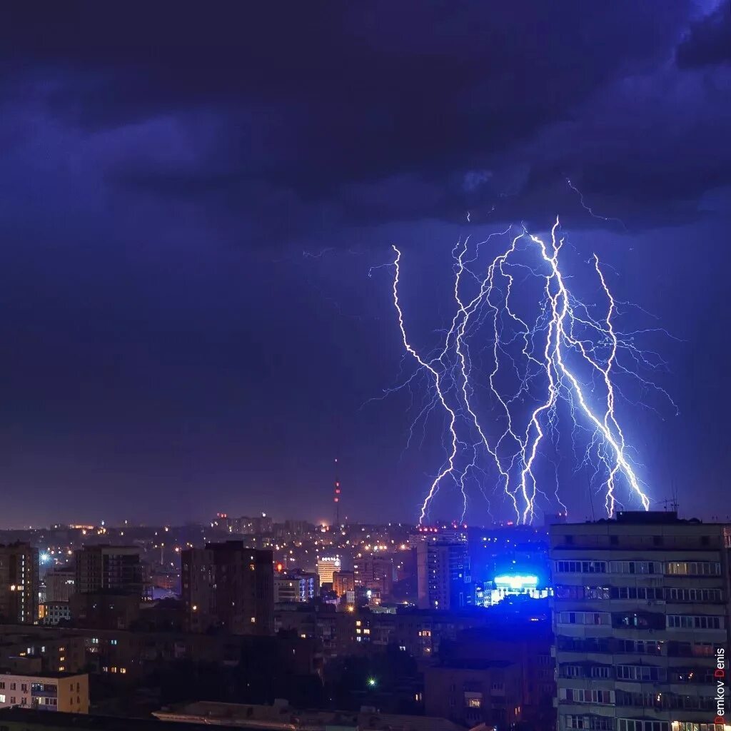 Молния Тольятти 2020. Гроза и дождь. Молния над городом. Молния в России. Ночью был сильный