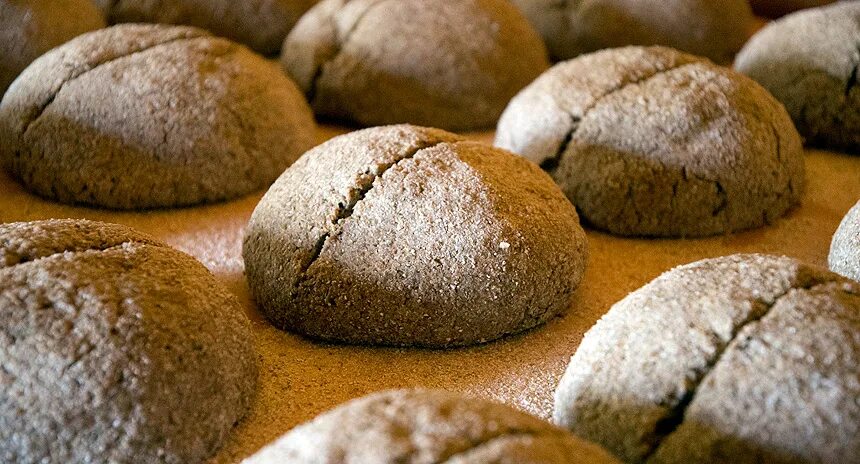 Калакукко финский. Тесто из кукурузной муки. Багет из ржаной муки. Ржаное тесто. Багет в хлебопечке.