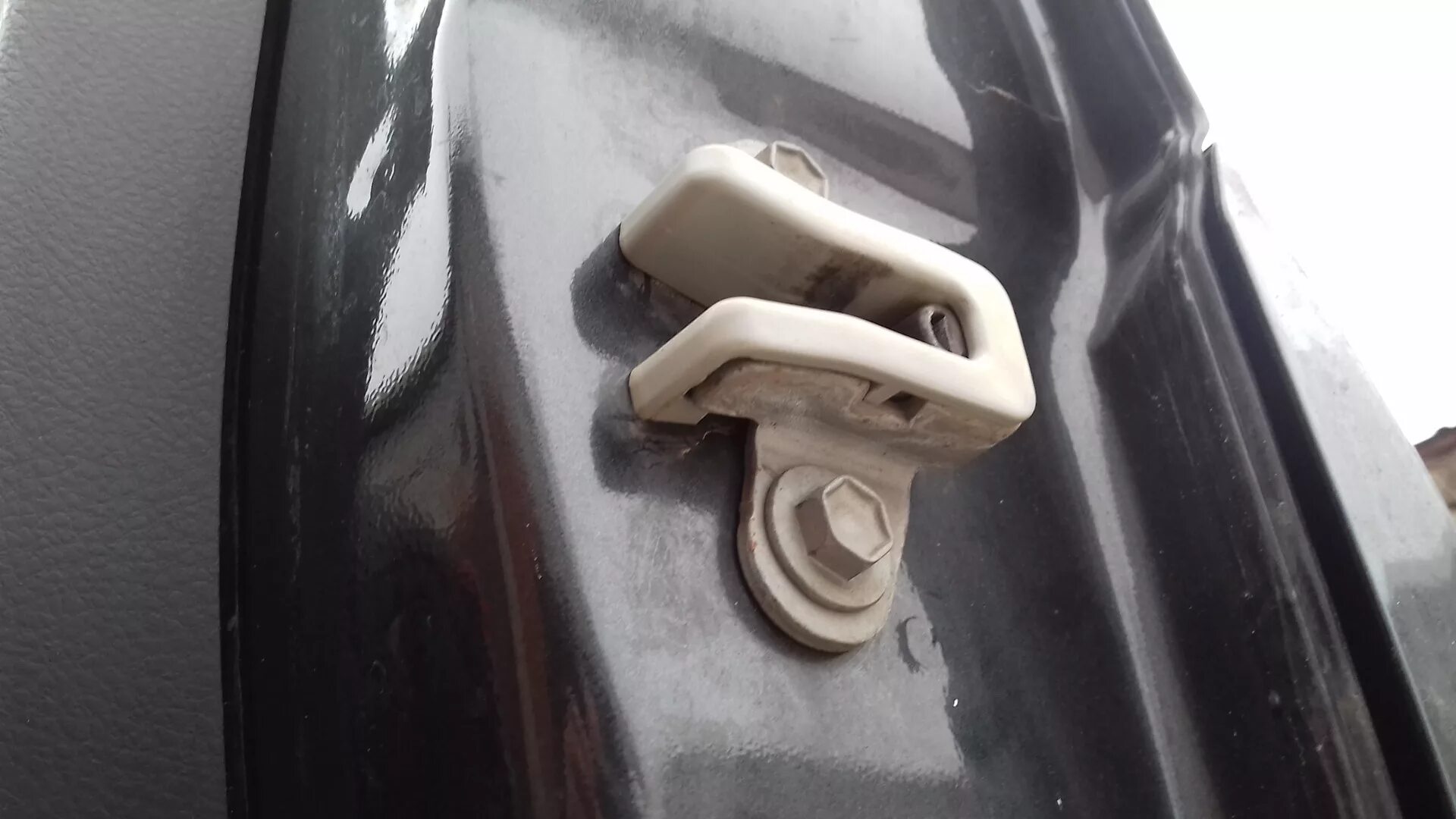 рав 4 скрипы. скрипишь 4. как устранить скрип задней двери на прадо 120. направляющая задней двери rav 4 3. скрипы спойлера после поездки в авто.