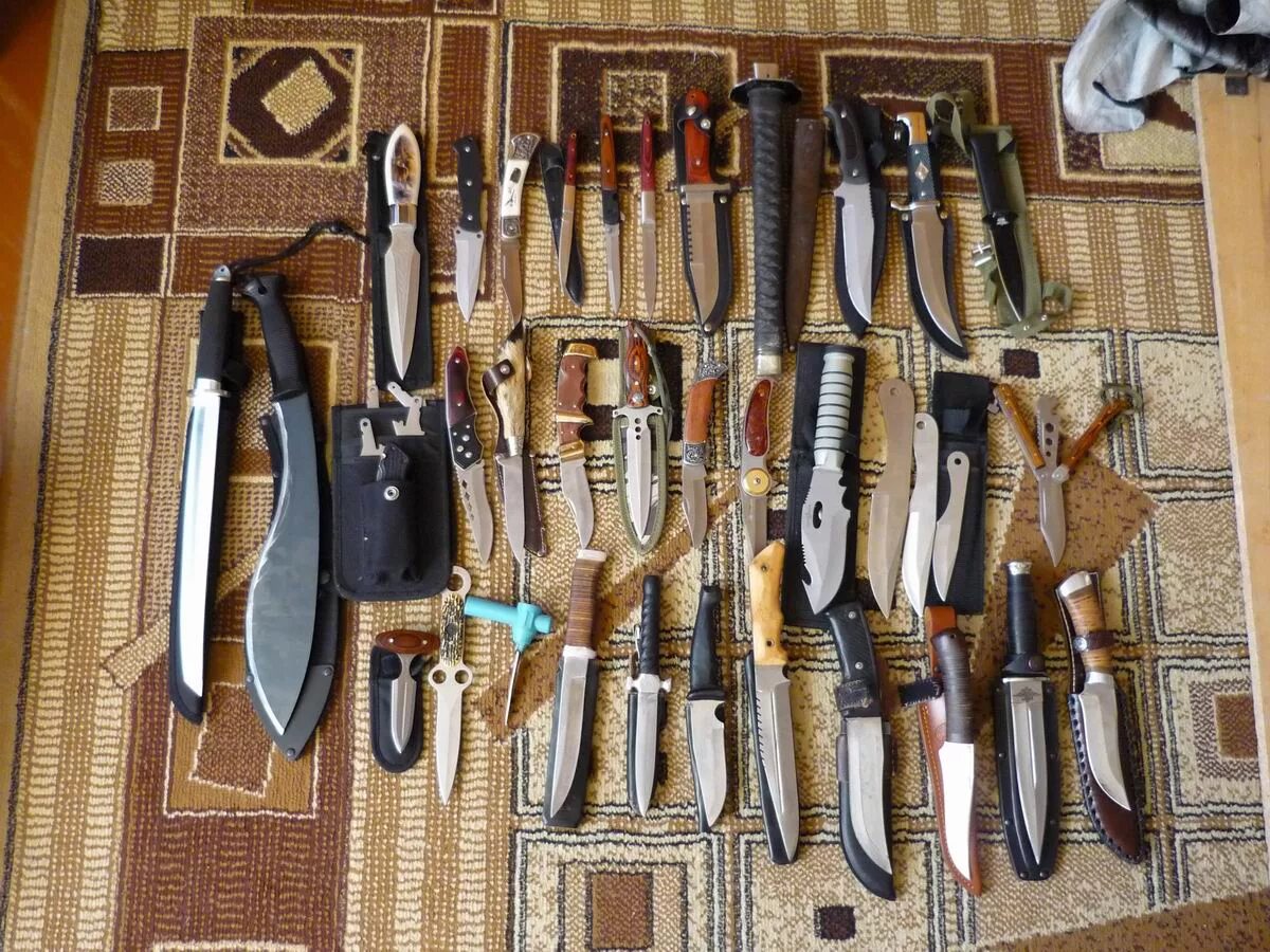 Ножи купить дом. Коллекционные ножи. Коллекция ножей. Коллекция холодного оружия. Коллекция охотничьих ножей.