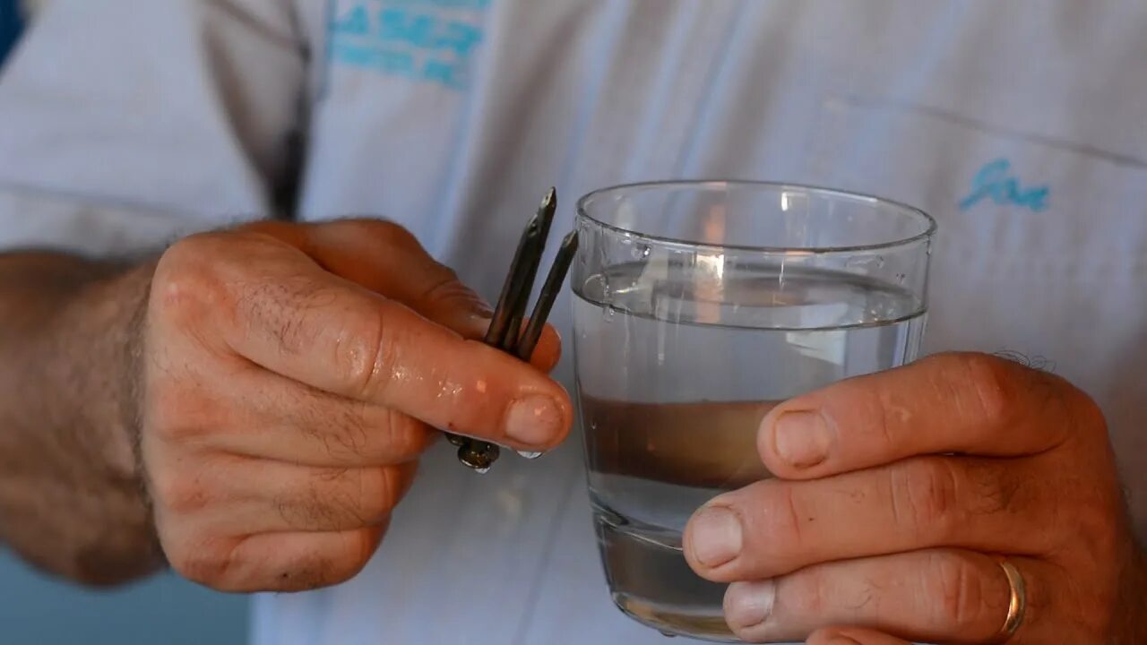 Железо в воде. Много железа в воде. Для выпадения железа в воде. Железо в воде фото.