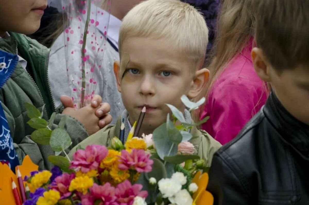 Перваклашки на линейки. 1 сентября. Первое сентября 2022. Первое сентября гимназия. Школьная фотосессия на природе.