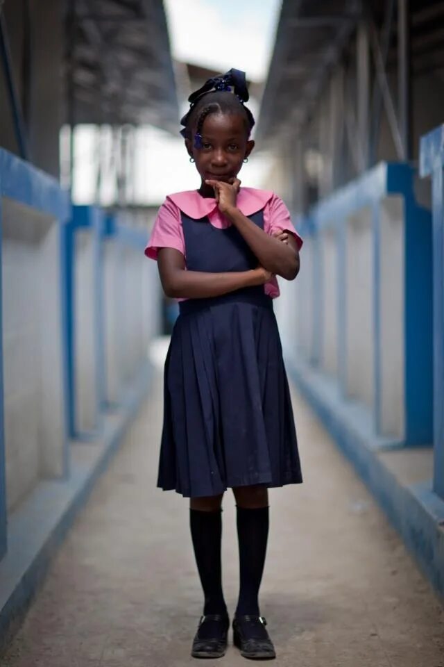 Школьный двор в африке. African high school girl. Африканские школьницы. Naija secondary school teen. Школьная форма в перу.