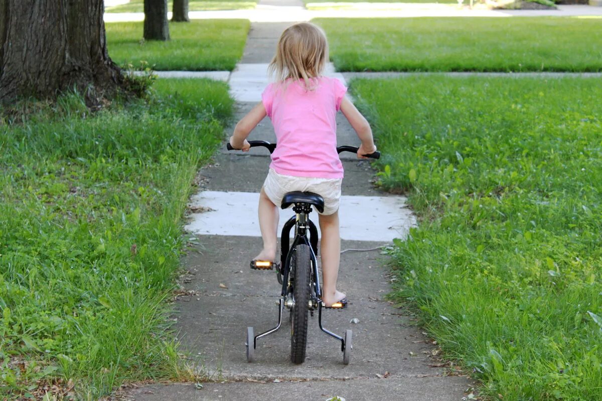 Kid on Bike. Lil girl riding a Bike. Bike girl. Kid riding a Bike.