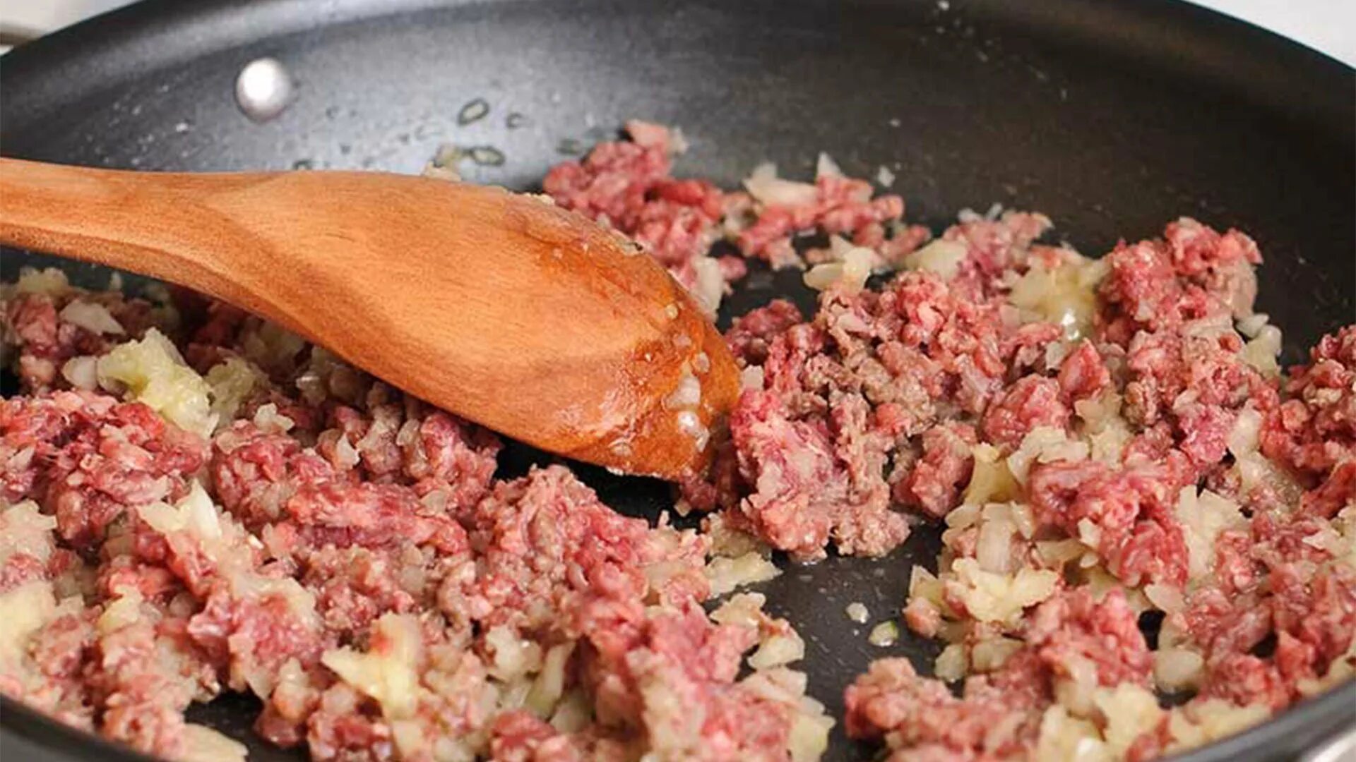 Как пожарить фарш. Жареный фарш. фарш мясной с луком. фарш жареный с луком. мясной фарш обжаренный.